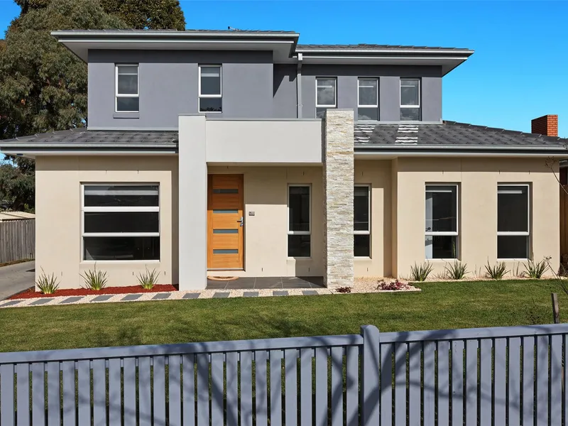 LUXE THREE BED AND THREE LIVING ZONE FAMILY HOME