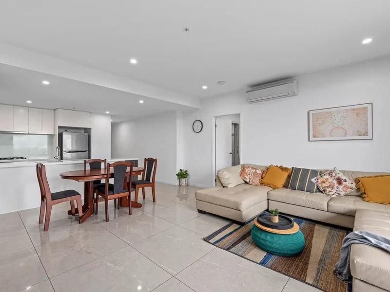 Luxury 2 bedroom 2 bathroom apartment positioned in the heart of Indooroopilly!