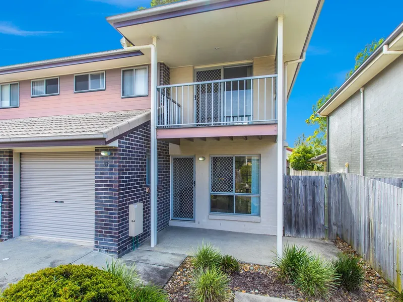 FANTASTIC 3 BEDROOM OPPORTUNITY - QUIET LOCATION - WALK TO RAIL!