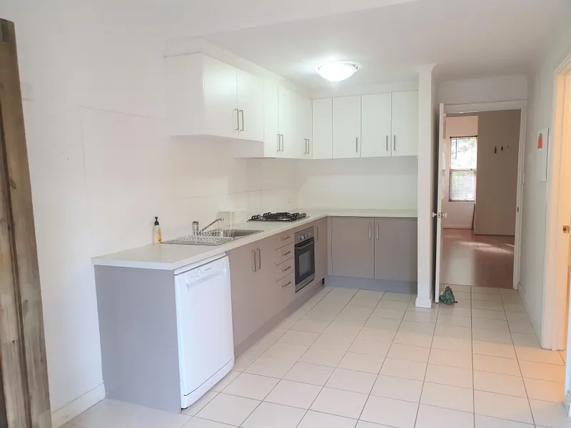 Close To North Adelaide & Easy Commute To CBD This 2 Bedroom Townhouse is Located In Brompton - A Must View  