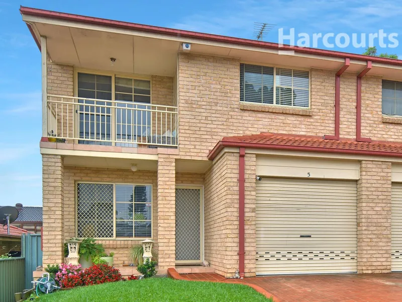 Stylish Townhouse - Walk to CBD