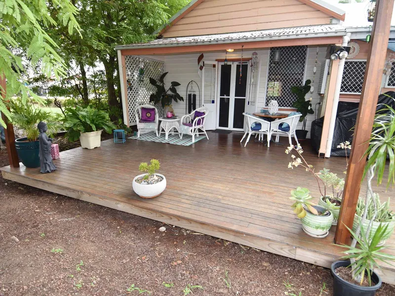 **CENTRALLY POSITIONED RENOVATED COTTAGE - 1,012M2 BLOCK**
