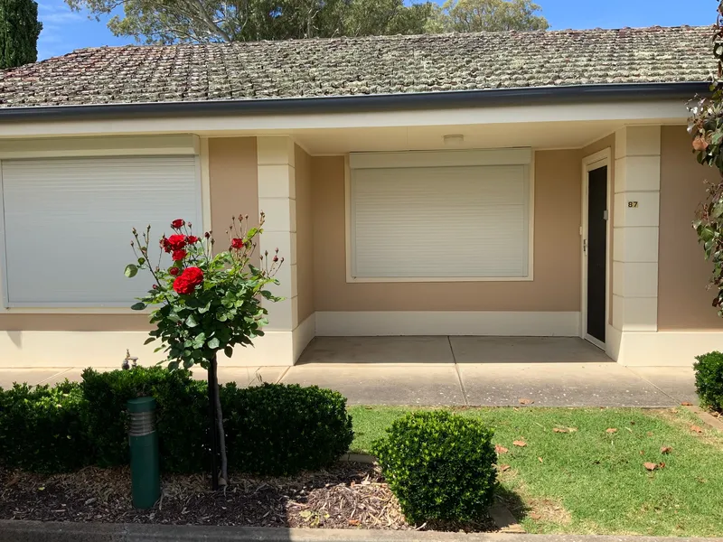 IMPRESSIVE FREE STANDING RETIREMENT LIVING UNIT WITH ATTACHED GARAGE, PERGOLA AND CAT PROOFING IF REQUIRED!