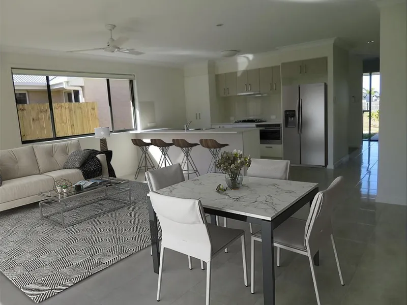 GLENELLA GEM – Easy Maintenance, great location!