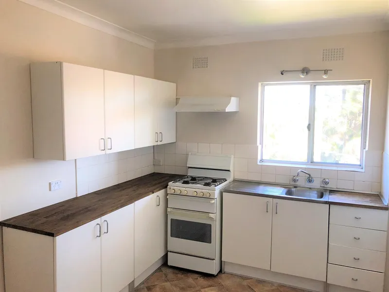 Sunny front facing unit with New gas cooker &  Lino 