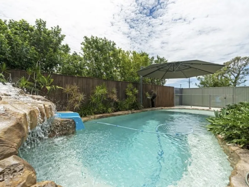 RENOVATION?? LARGE FAMILY HOME NOW AVAILABLE - 3 MONTH LEASE ONLY