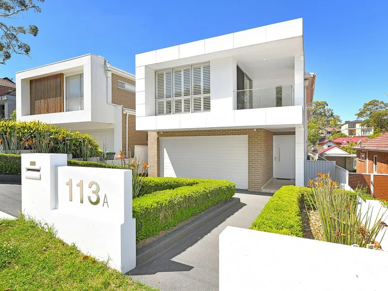 Contemporary Elegance Awaits: 5-Bedroom Masterpiece with Open Living, Ideal for Entertaining, and a Prime Locale!