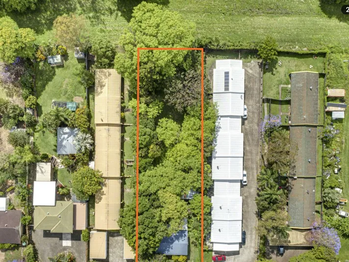 DEVELOPMENT TOWNHOUSE BLOCK WITH PLENTY OF POTENTIAL!