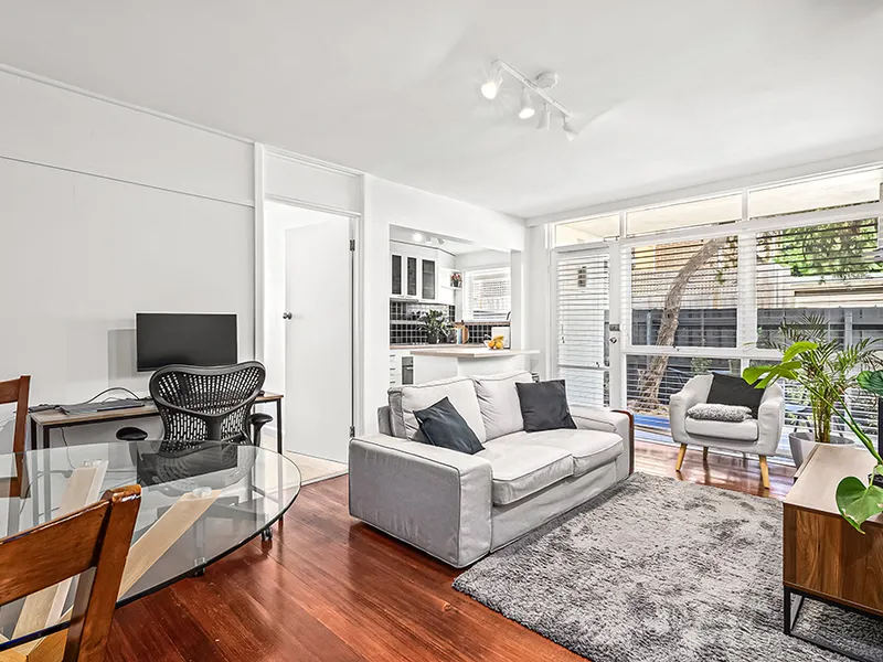 Spacious one bedder in the heart of Glen Iris