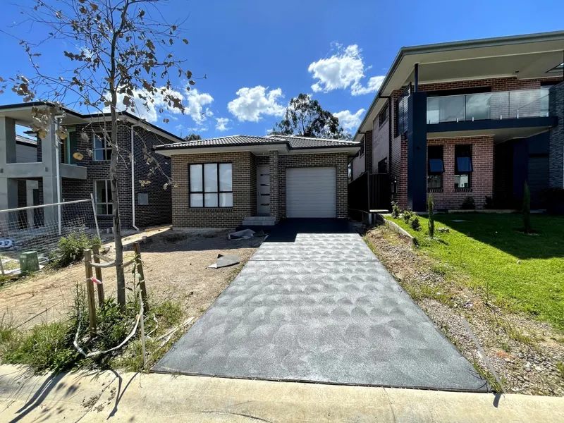 Box Hill Family Home 4 Bedroom 2 Bathroom + Garage parking