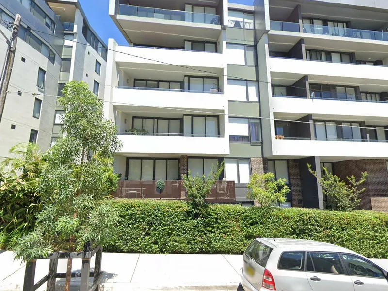 Large 1 Bedroom - Perfect Location