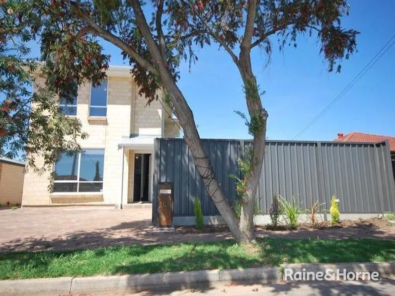 3 Bedrooms Townhouse in Hectorville