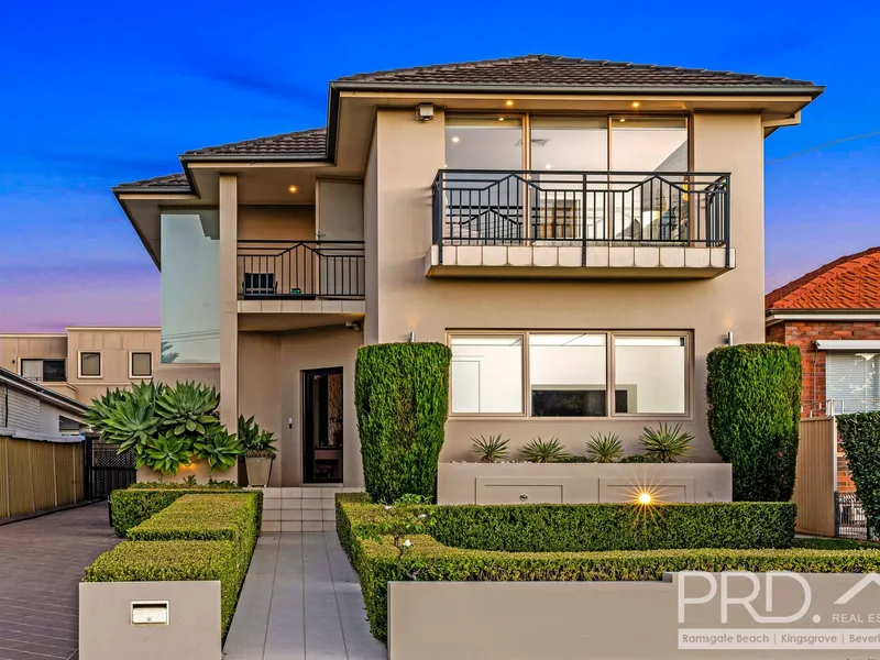 LUXURIOUS FAMILY LIVING SET IN A BLUE-RIBBON LOCATION