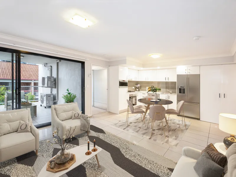 North Facing Modern Apartment in Prime Location.