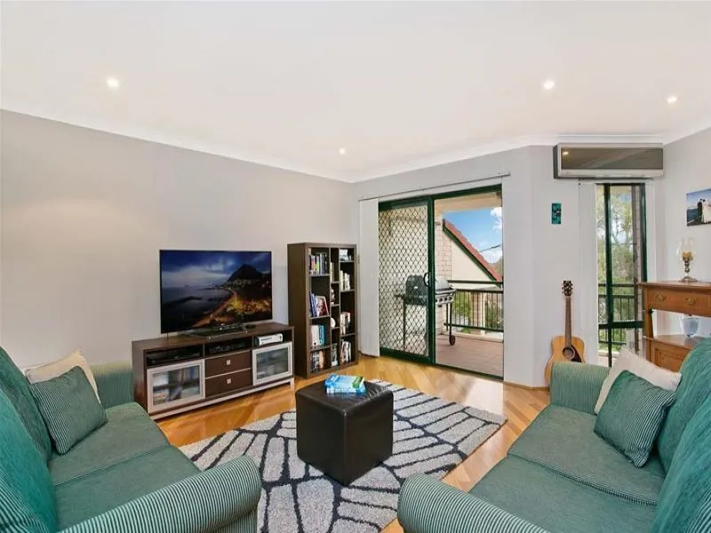 Quality, Outlook & Convenient Locale Apartment for Lease!