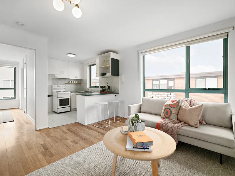 SUN SOAKED ONE BEDROOM IN ENVIABLE BAYSIDE LOCALE