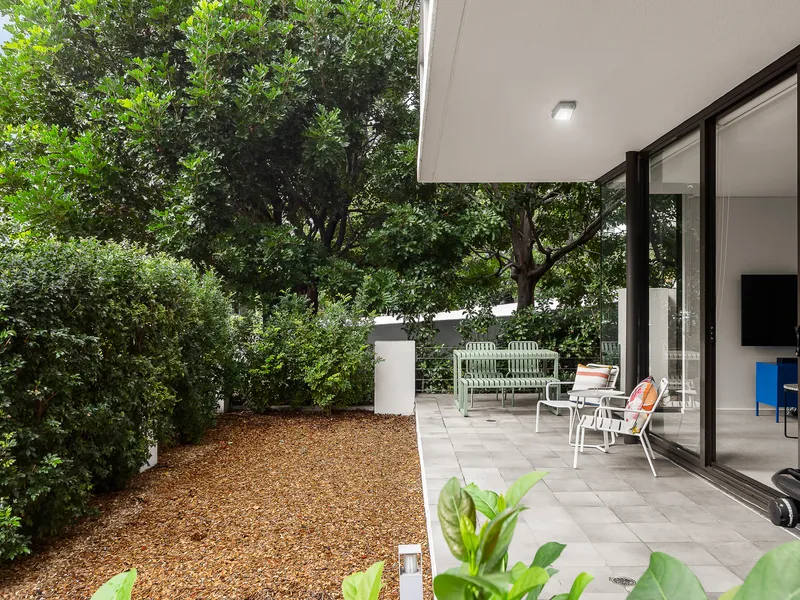 Luxuriously Oversized Apartment Just Footsteps from the Beach