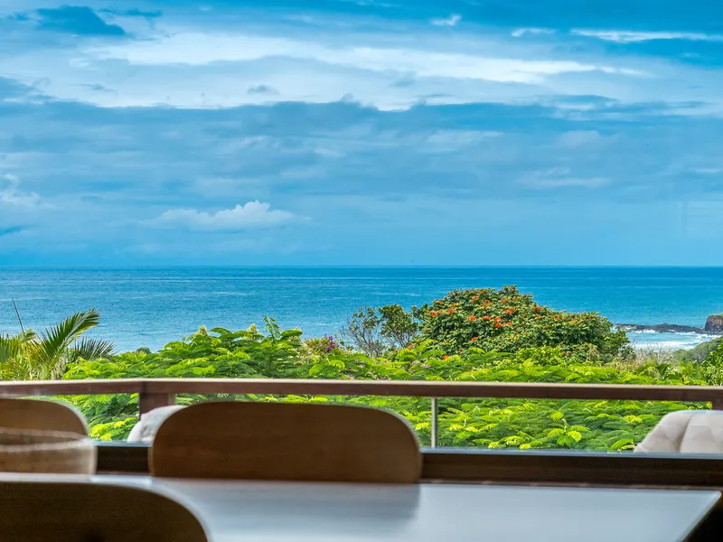 High quality family entertainer with sweeping ocean views 