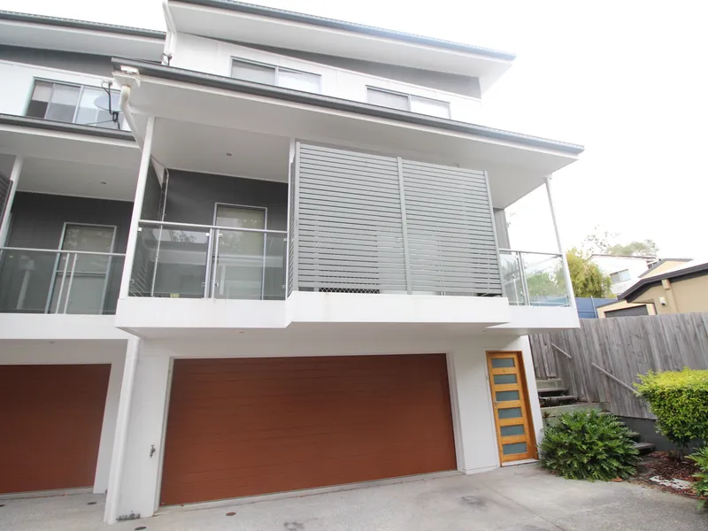 STUNNING TOWNHOUSE WITH ALL THE TRIMMINGS