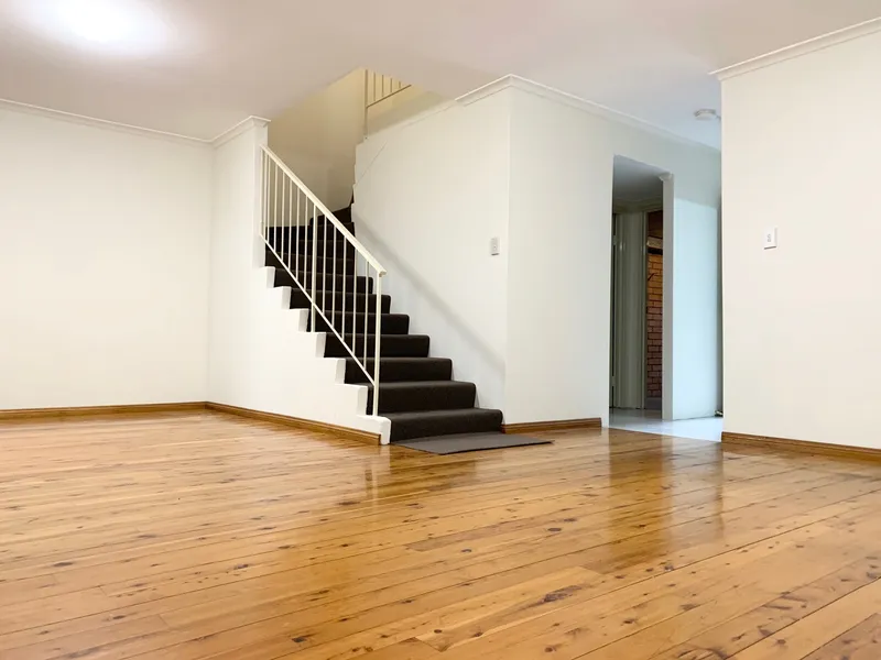 Fresh Painted 3 BEDROOMS TOWNHOUSE / CONVENIENT LOCATION !