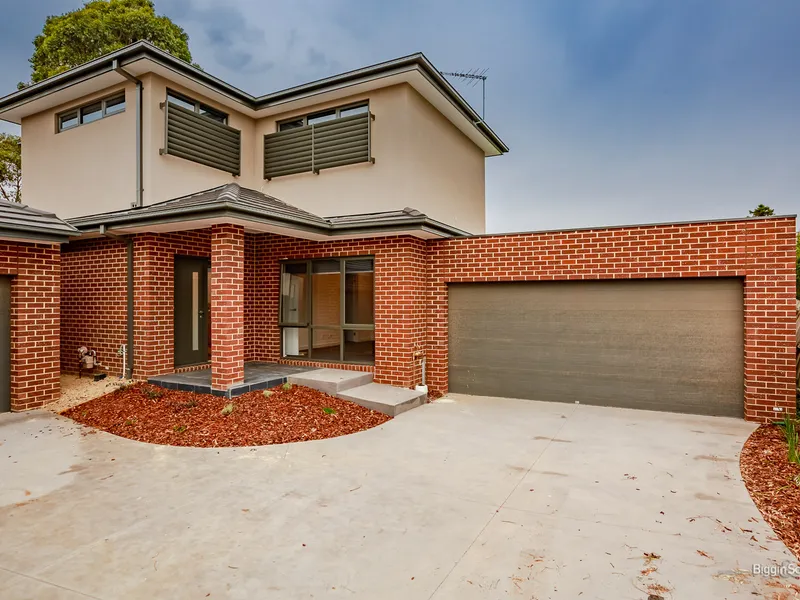 NEAR NEW STUNNING TOWNHOUSE