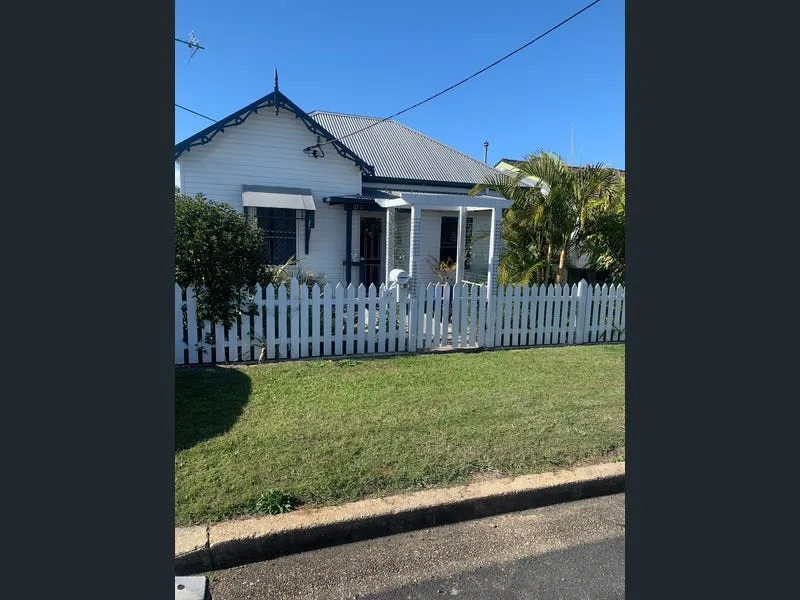Neat family home in prime position!