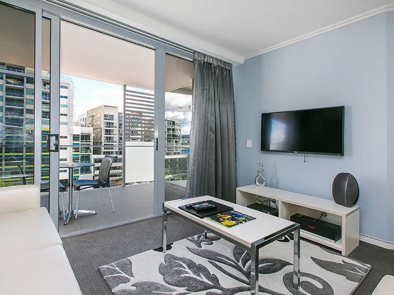 Inner City Bachelor Pad - Fully Furnished!