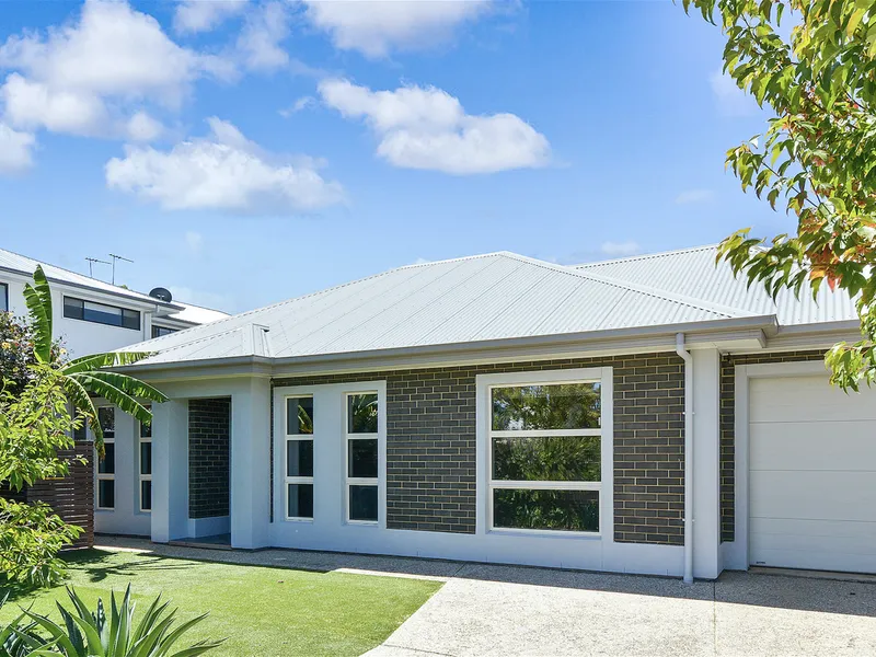 Beautiful courtyard home just minutes from the City