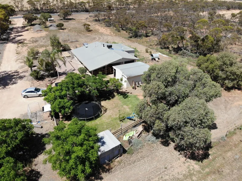 Ideal Semi-Rural Lifestyle Property