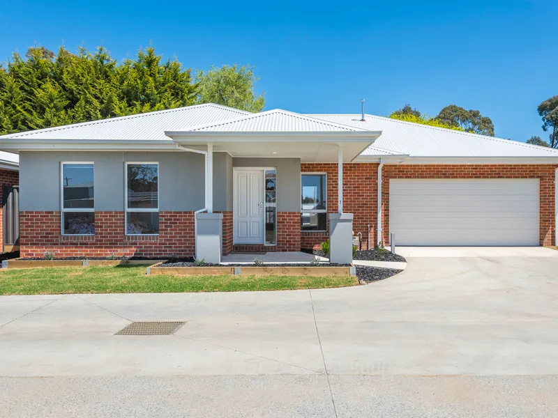 Three-Bedroom Home with Stylish Finishes and Convenient Living