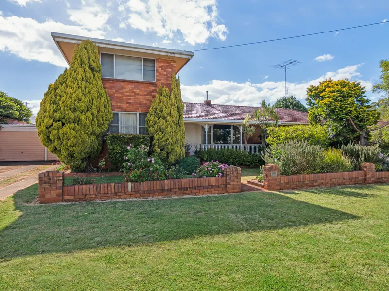 5 BEDROOM BRICK HOME IN GROWING SUBURB