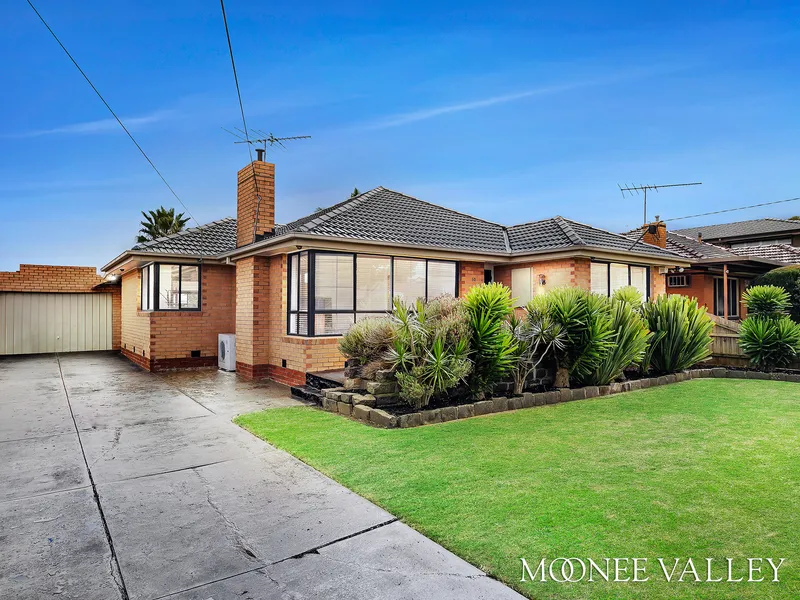 Impressive Indoor / Outdoor Family Living!