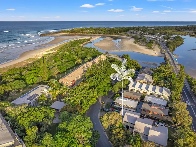 SANDY FEET AND SALTY HAIR | A RENOVATORS DELIGHT