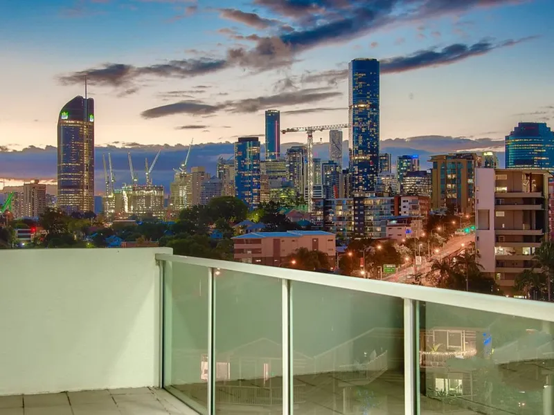 Executive Penthouse, Amazing Lifestyle Position, Stunning City & River Views
