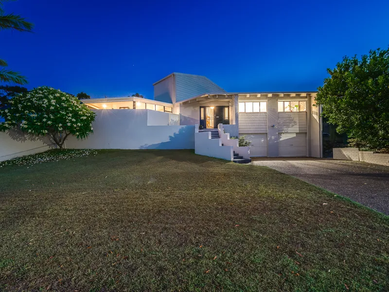 STUNNING EXPANSIVE VIEWS & SPACIOUS LIVING!