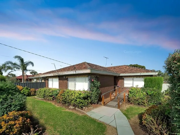 Walking distance to Hoppers Crossing Train Station