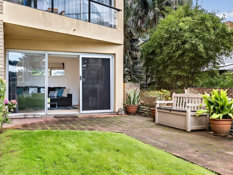 Harbourfront apartment with a view over Manly Cove