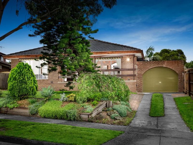 First Time Offered - Elite Quiet Court Location - Walk to RMIT & TRAM