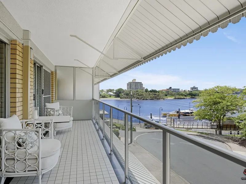 Large, Sophisticated Apartment!