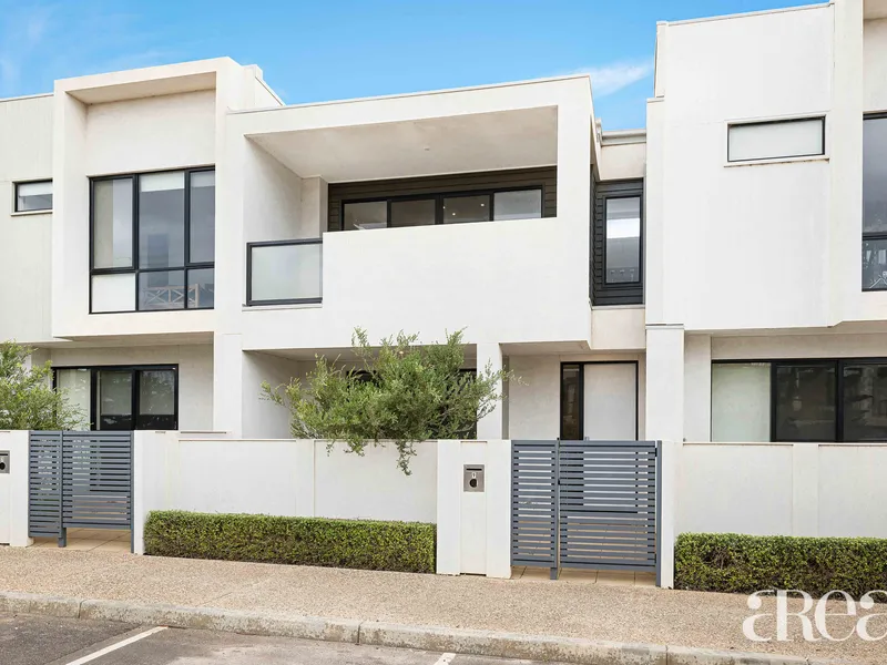 Modern Townhouse with Spectacular View in the Heart of Werribee