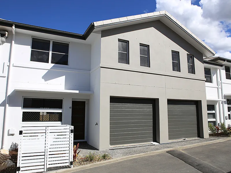 Move in to this AIR CONDITIONED Modern 3 Bed Townhouse