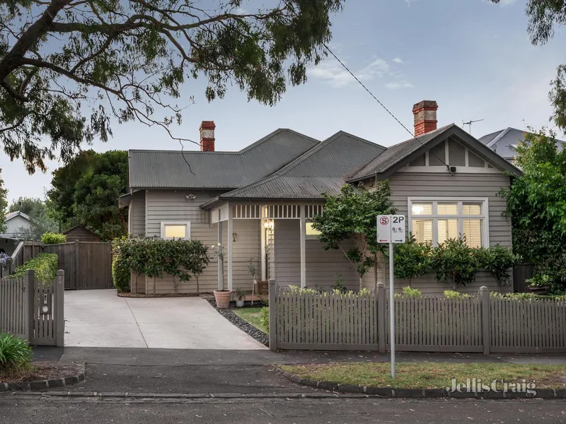 Edwardian elegance, family tranquillity