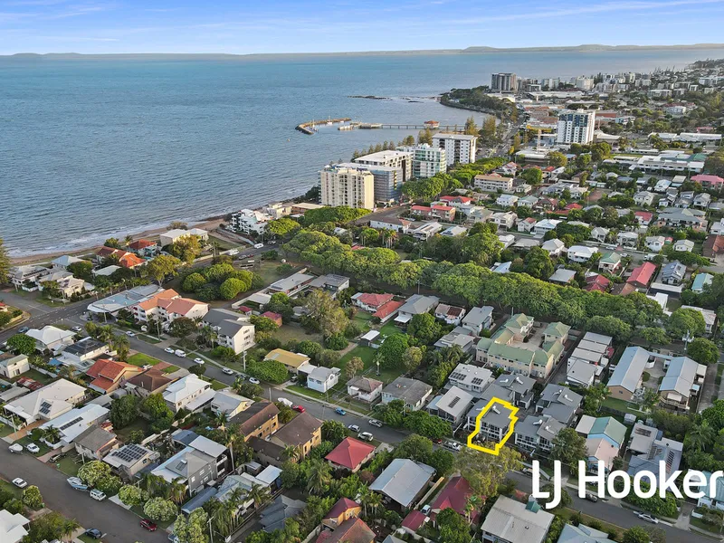 Beachside Townhouse, Redcliffe Central!