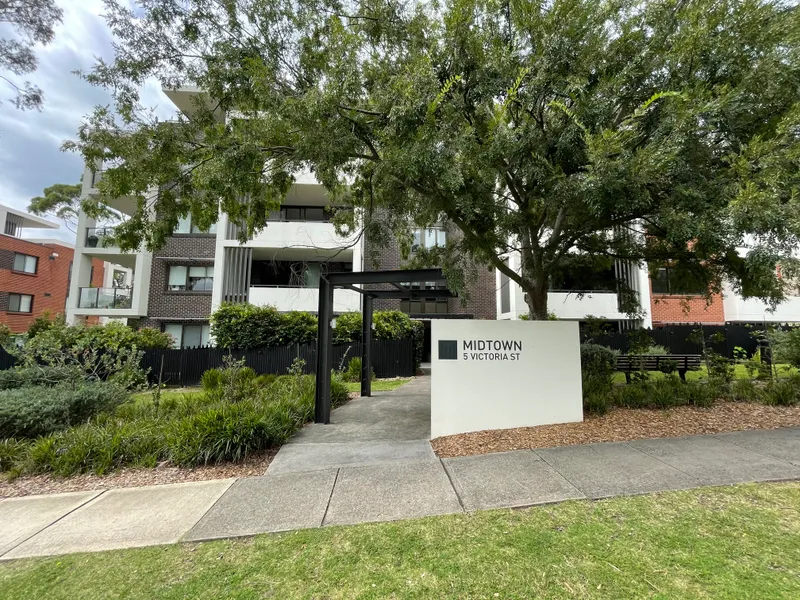 LARGE STUNNING 1 BEDROOM APARTMENT