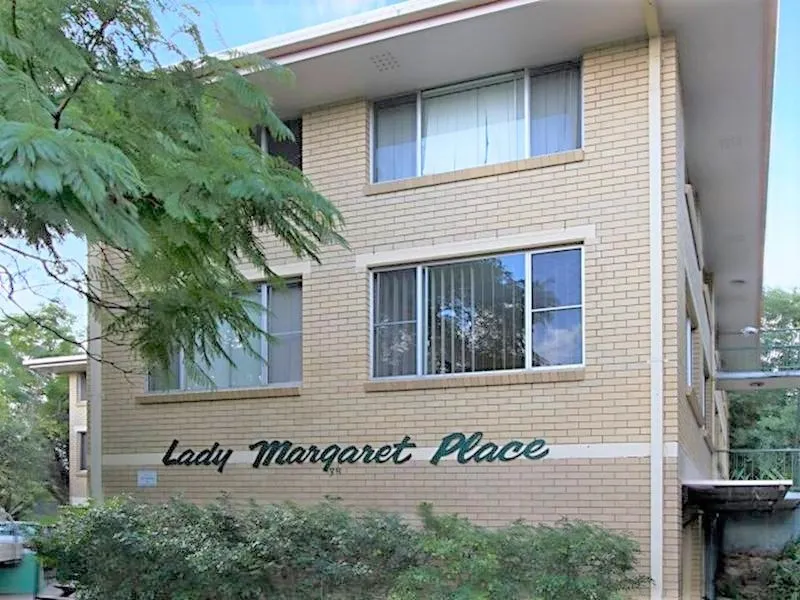 Wonderful 3 bedroom unit nestled in the heart of Indooroopilly