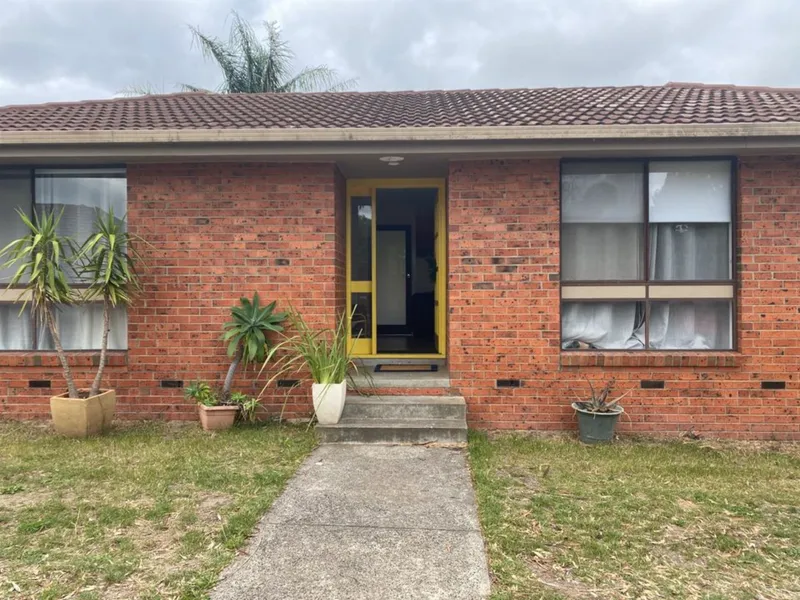 Beautiful 3 bedroom House in Noble park for lease !