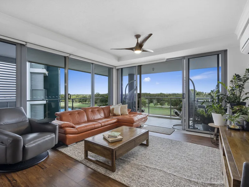 Stunning Sub-Penthouse With Golf Course Views