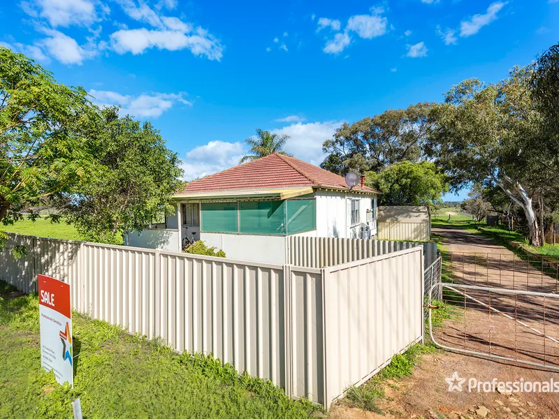 Country Retreat 10 Minutes from Town