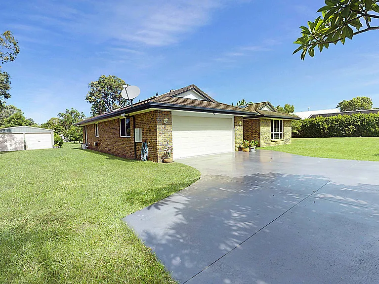 Large Family Home on Acreage With 2 Bores!