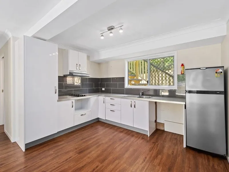 Spacious Classic Two Bedroom Unit In Prime Location!